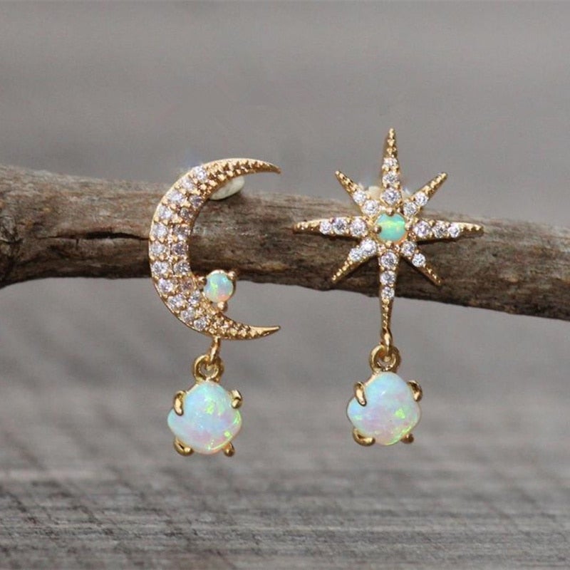 Mond- und Stern-Ohrringe aus Gold und Opal