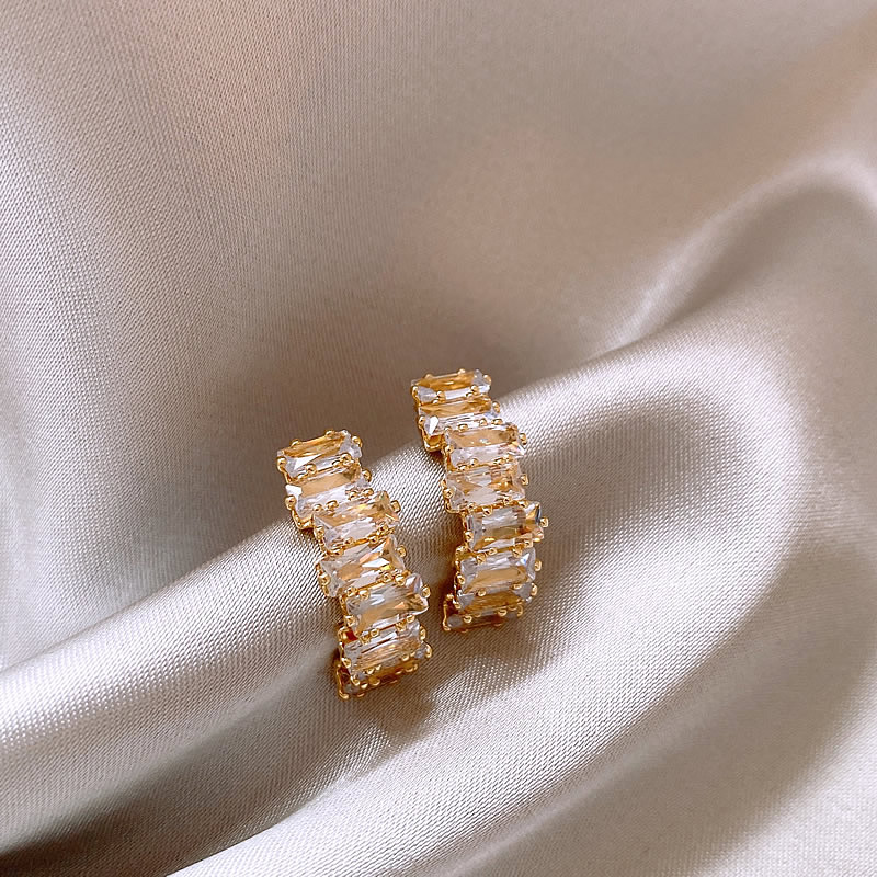 Elegante Ohrringe mit Zirkoniumkruste in Gold