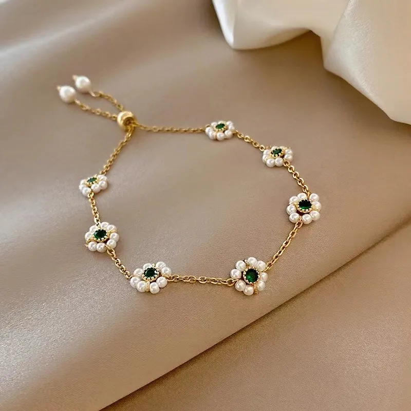 Elegantes Armband Gänseblümchen mit grünen Kristallen