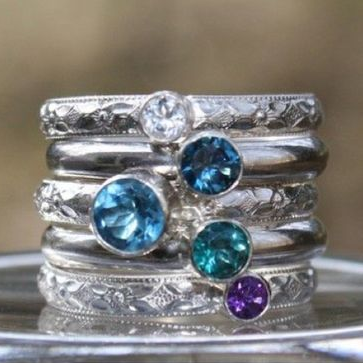 Mehrschichtiger Ring mit blauen Vintage-Zirkonias