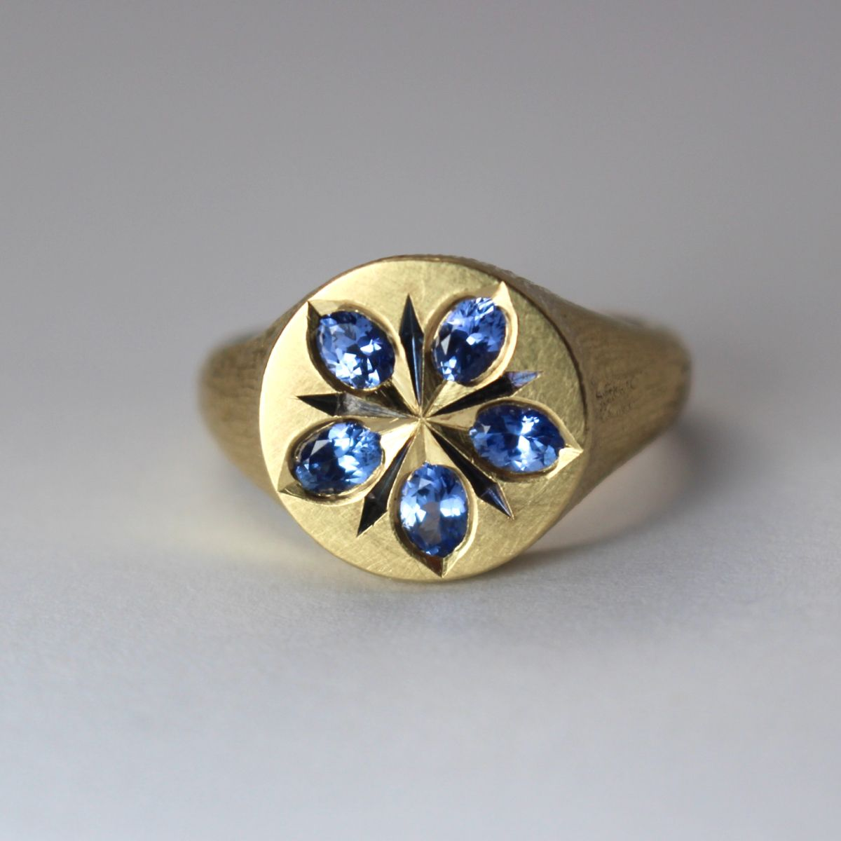 Ring mit blauer Kristallblume in Vintage-Gold