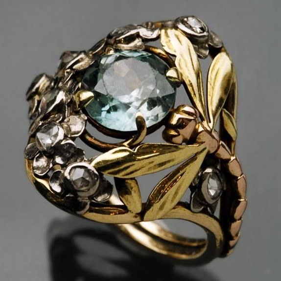 Floraler Ring mit blauem Kristall in Vintage Gold